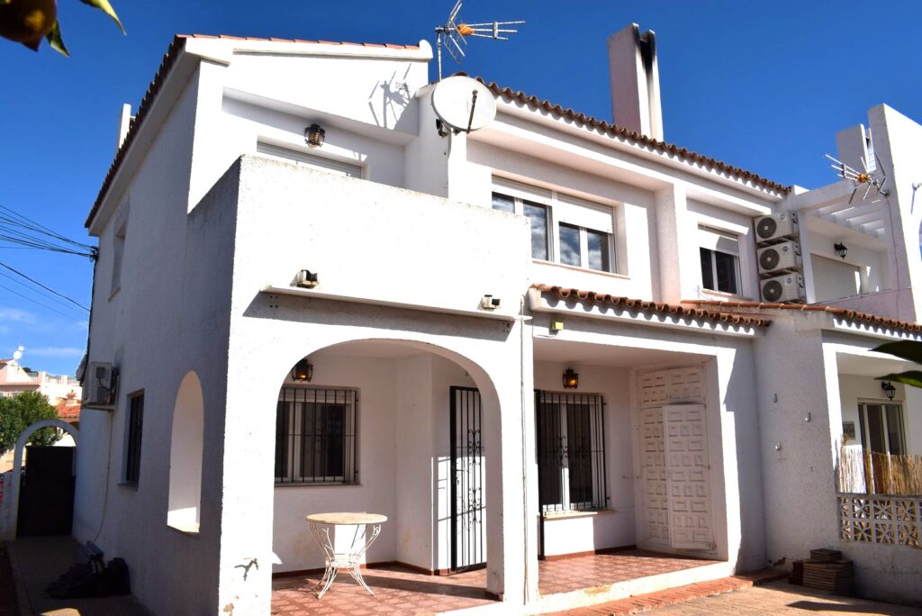 Bungalow with corner plot